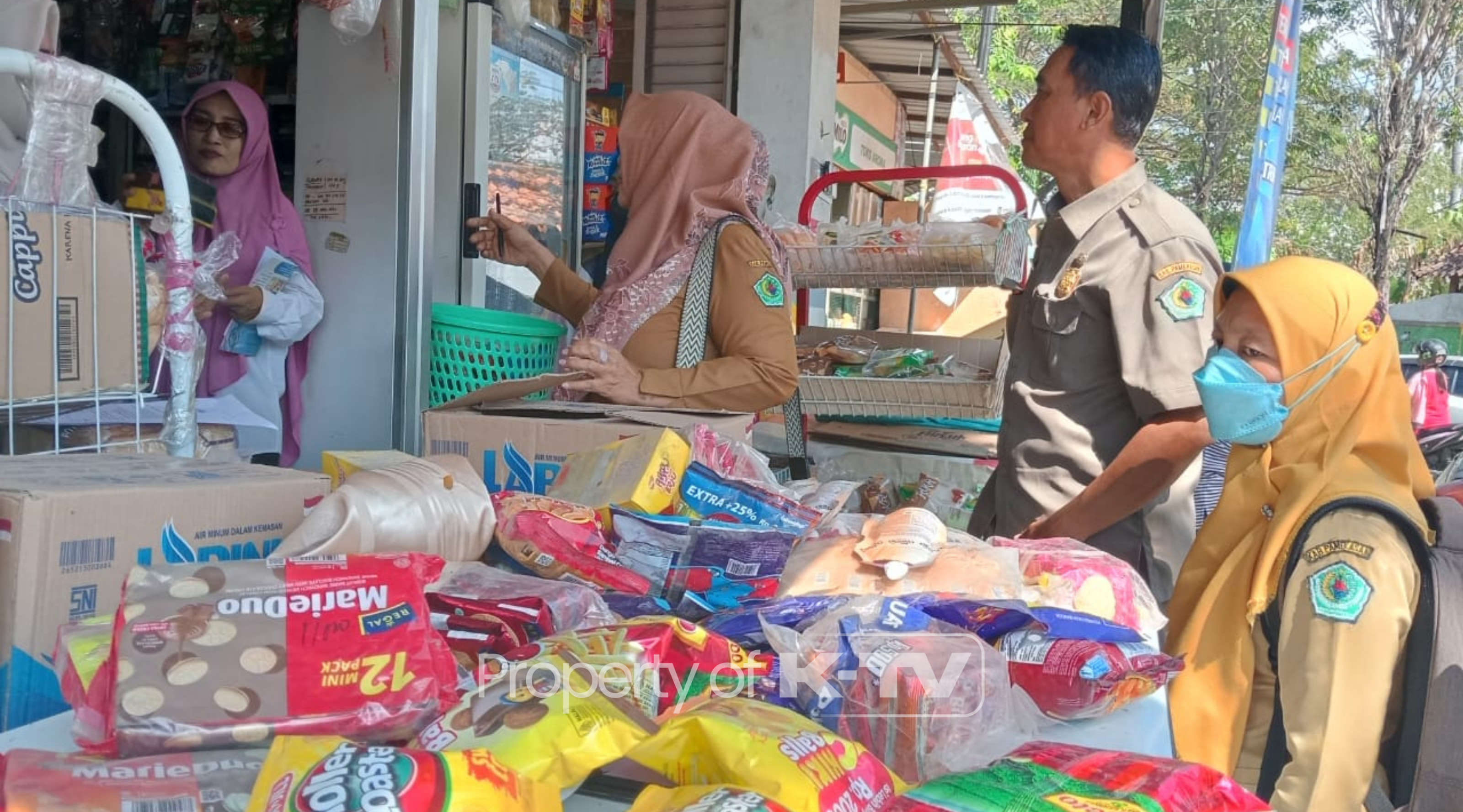 MEMBAHAYAKAN: Disperindag Pamekasan tidak menarik produk, yang ditemukan sudah kadaluwarsa. (K-TV/Sitti Romlah)