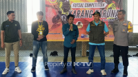 MENGAWALI: Ketua Afkab Pamekasan Tabri membuka turnamen futsal di Palengaan. (K-TV/Ist_Afkab Pamekasan)