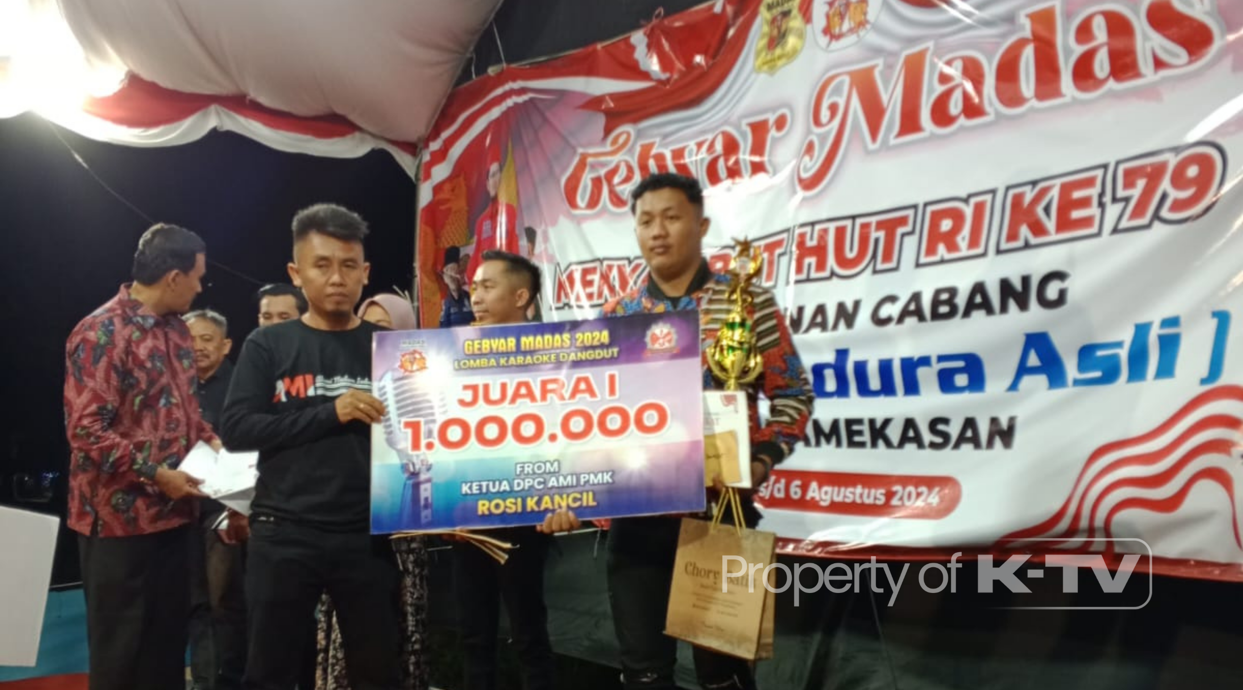 APRESIASI: AMI Pamekasan beri uang pembinaan kepada pemenang lomba karaoke. (K-TV/Sitti Romlah)