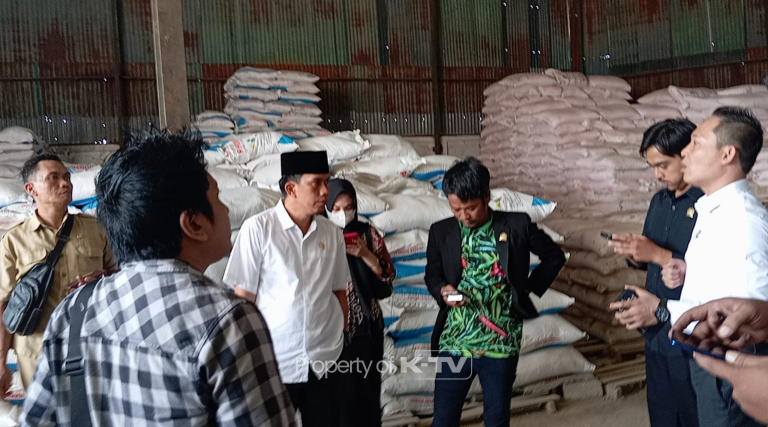 TERPANTAU AMAN: Ketersediaan pupuk bersubsidi di gudang penyangga merupakan kabar baik bagi petani di Pamekasan.(K-TV/Moh. Miftahol Arifin)