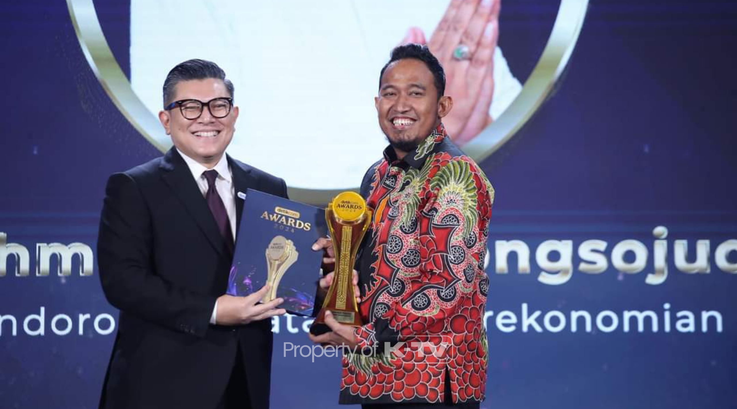 BERPRESTASI: Bupati Sumenep Achmad Fauzi terima penghargaan dalam ajang Detikcom Award. (K-TV/Taufiq Hidayat)