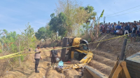 TEWAS: Warga Tuban meninggal dunia di Pamekasan setelah jatuh dan terjepit excavator. (K-TV/Ist_Polres Pamekasan)