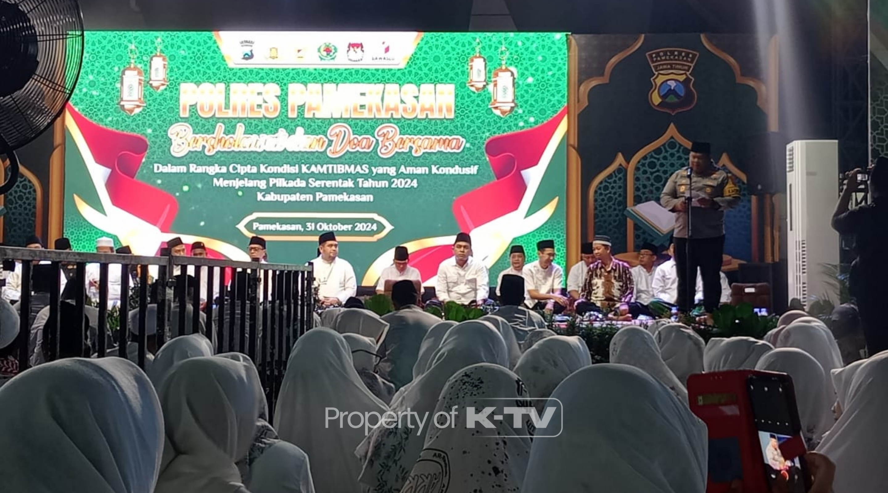 SEJUK: Ratusan jemaah ramaikan Selawat dan Doa Bersama Polres Pamekasan. (K-TV/Sitti Romlah)