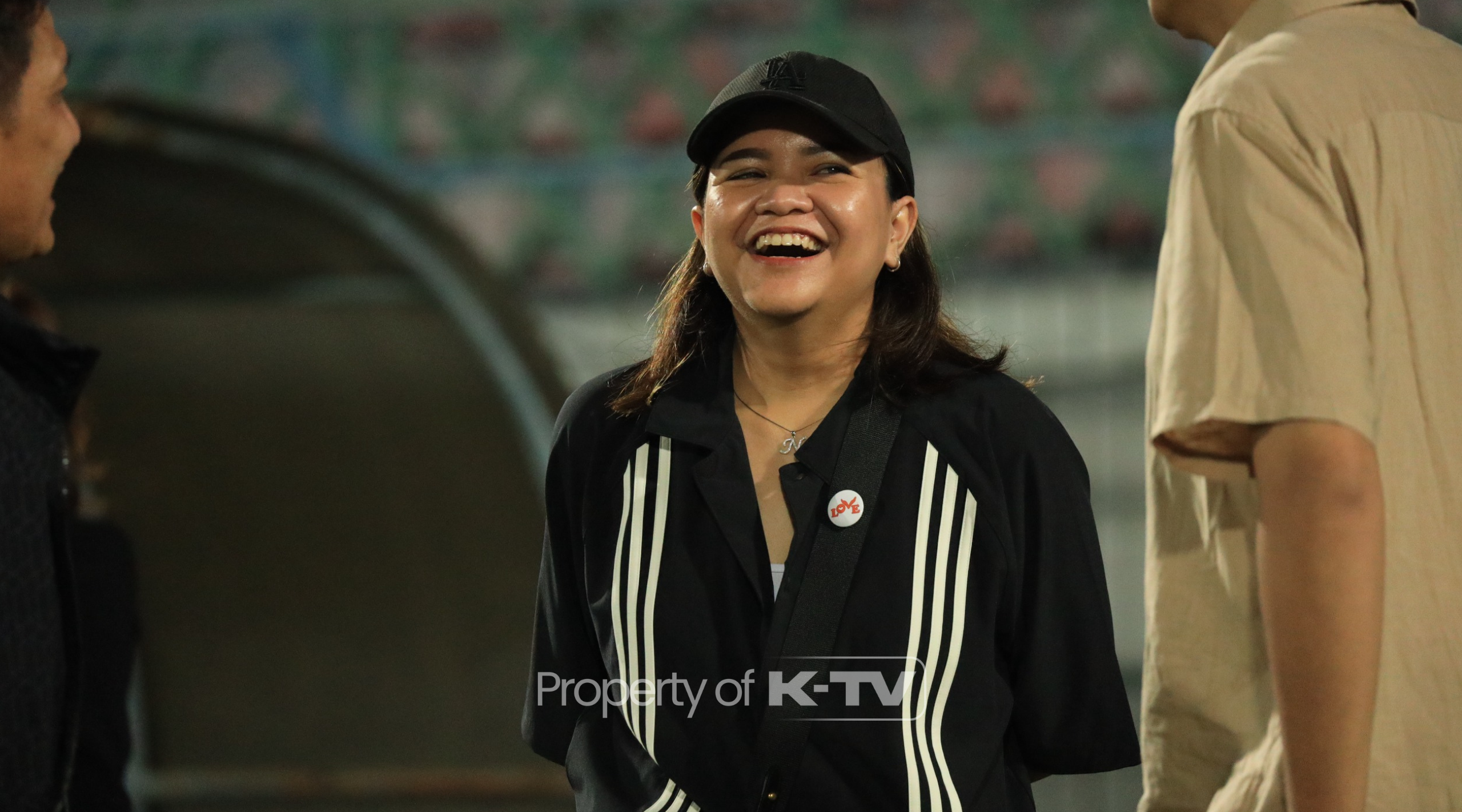 MENYEMANGATI: Annisa Zhafarina memberikan suntikan moril kepada skuat Timnas Indonesia sebelum melalui laga berat kontra Timnas Jepang, Jumat malam (15/11/2024).(Reytandia)