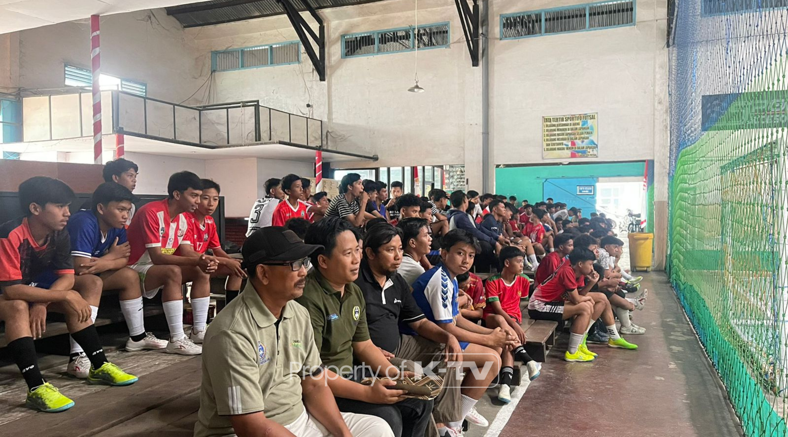 BERSIAP: Afkab Pamekasan seleksi ratusan pemain untuk menatap Kejurprov Futsal Jatim 2024.(K-TV.Buyung Kurniawan)