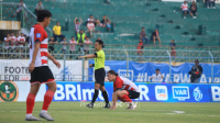 KALAH MUJUR: Pemain Madura United membuang-buang banyak peluang saat lawan Arema FC.(Reytandia)