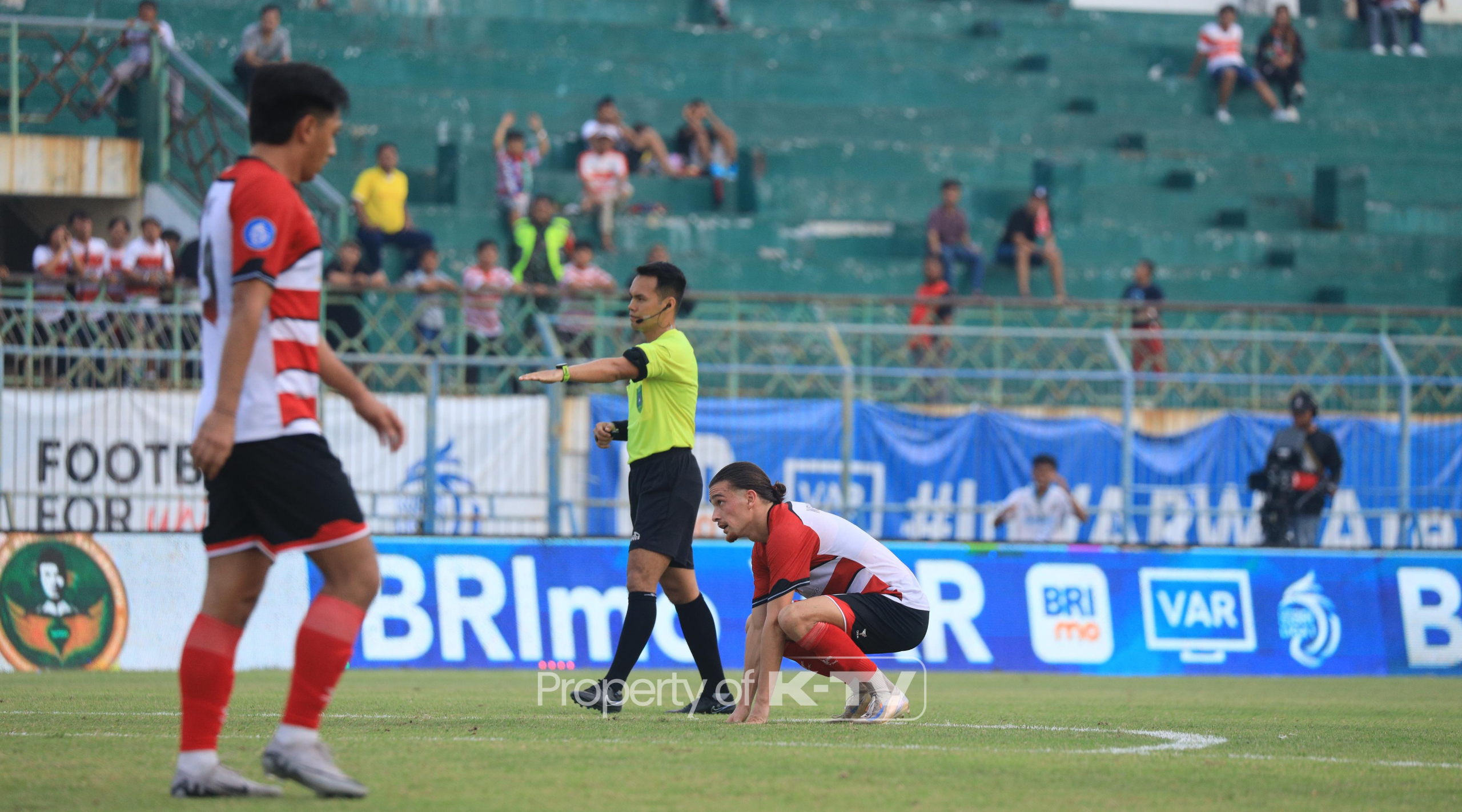 KALAH MUJUR: Pemain Madura United membuang-buang banyak peluang saat lawan Arema FC.(Reytandia)