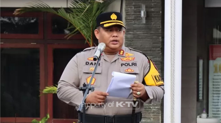 MENEGASKAN: Kapolres Kabupaten Pamekasan AKBP Jazuli Dani Iriawan memastikan tiada anggotanya, yang cawe-cawe.(K-TV/Hairul Anam)