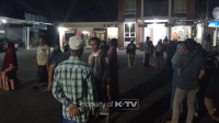 LAPOR POLISI: Warga mengadukan dugaan penipuan kepada Polres Pamekasan. (K-TV/Sitti Romlah)