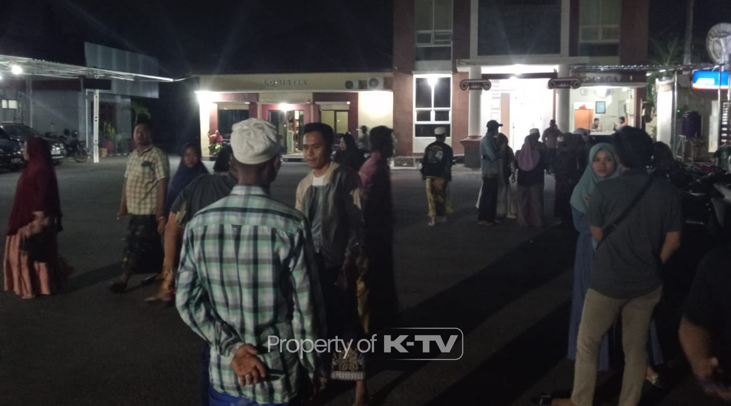 LAPOR POLISI: Warga mengadukan dugaan penipuan kepada Polres Pamekasan. (K-TV/Sitti Romlah)