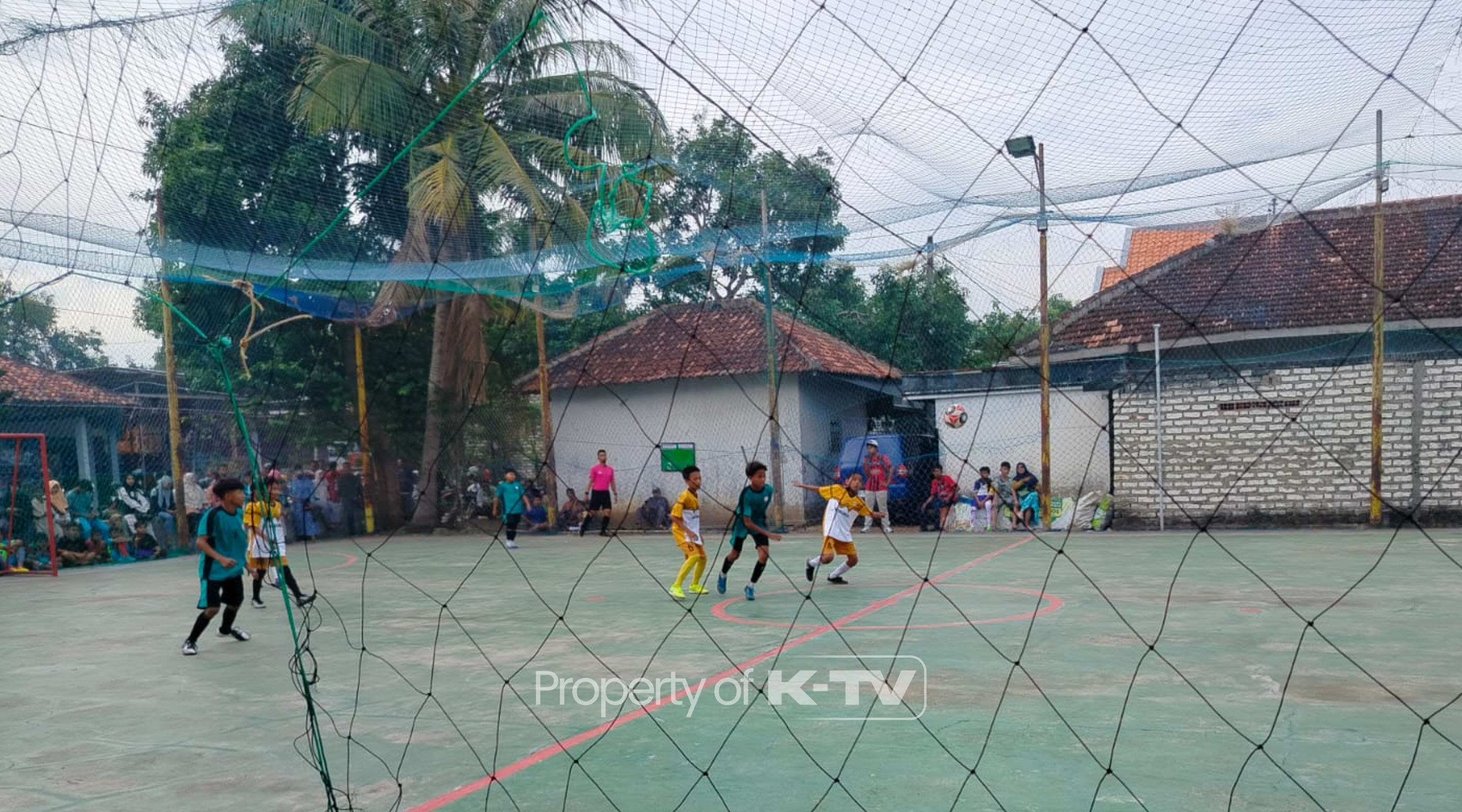 MISI KHUSUS: Meal FC mencari bibit unggul dengan menggelar turnamen futsal antarsiswa SD. (K-TV/Ahmad Tamyizul)