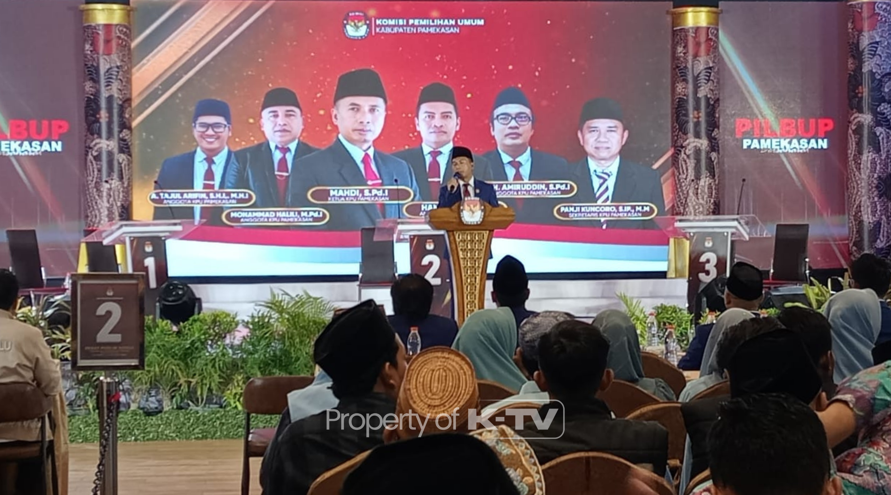 TERSAMPAIKAN: KPU Pamekasan fasilitasi 3 paslon untuk kampanyekan program tetkait peningkatan pelayanan publik. (K-TV/Sitti Romlah)