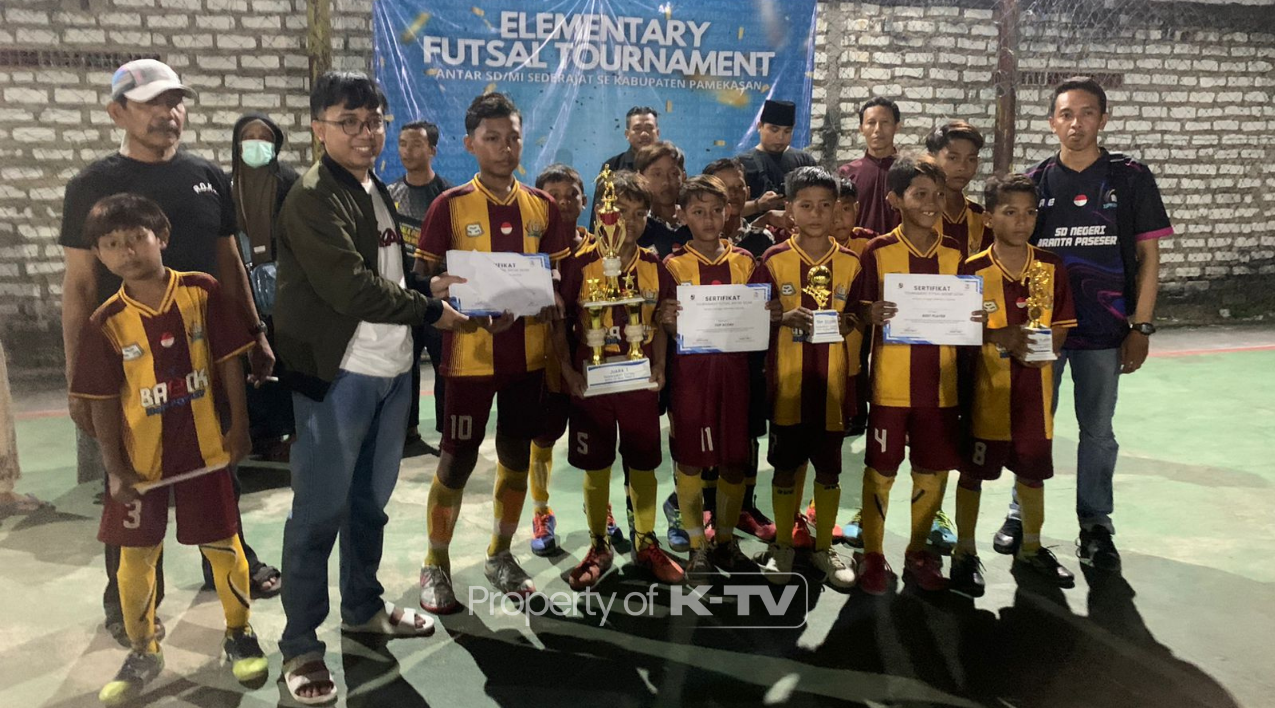 PEMENANG: SDN Branta Pesisir 3 tampil perkasa dalam ajang, Elementary Futsal Tournament 2024. (K-TV/Ahmad Tamyizul)