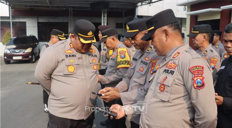 PEMERIKSAAN: Kapolres Pamekasan AKBP Dani pastikan anggotanya tidak terlibat judol. (K-TV/Ist_Humas Polres Pamekasan)