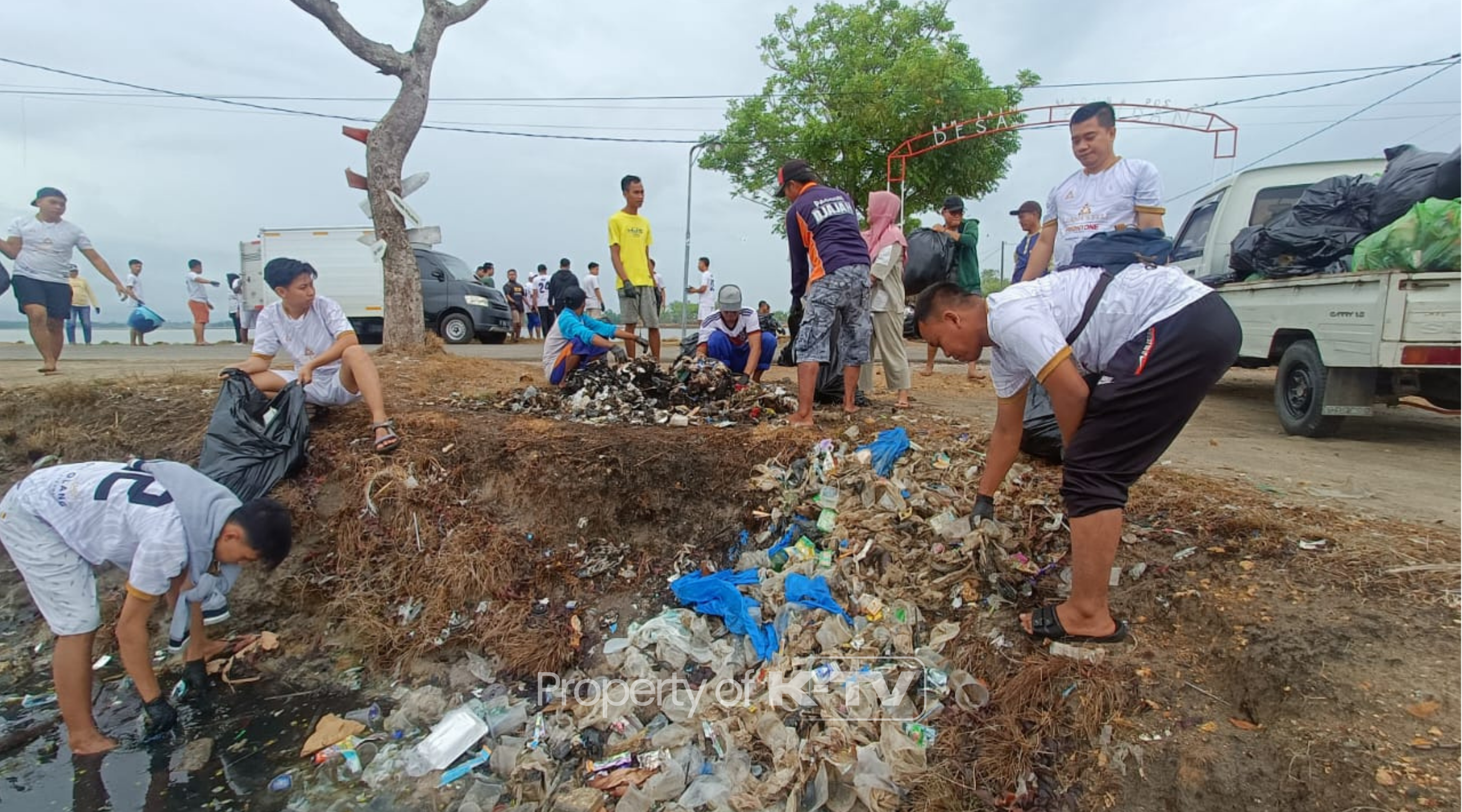 KERJA BAKTI: Karyawan Azana Style Hotel Madura sangat memperhatikan kebersihan lingkungan. (K-TV/SITTI ROMLAH)