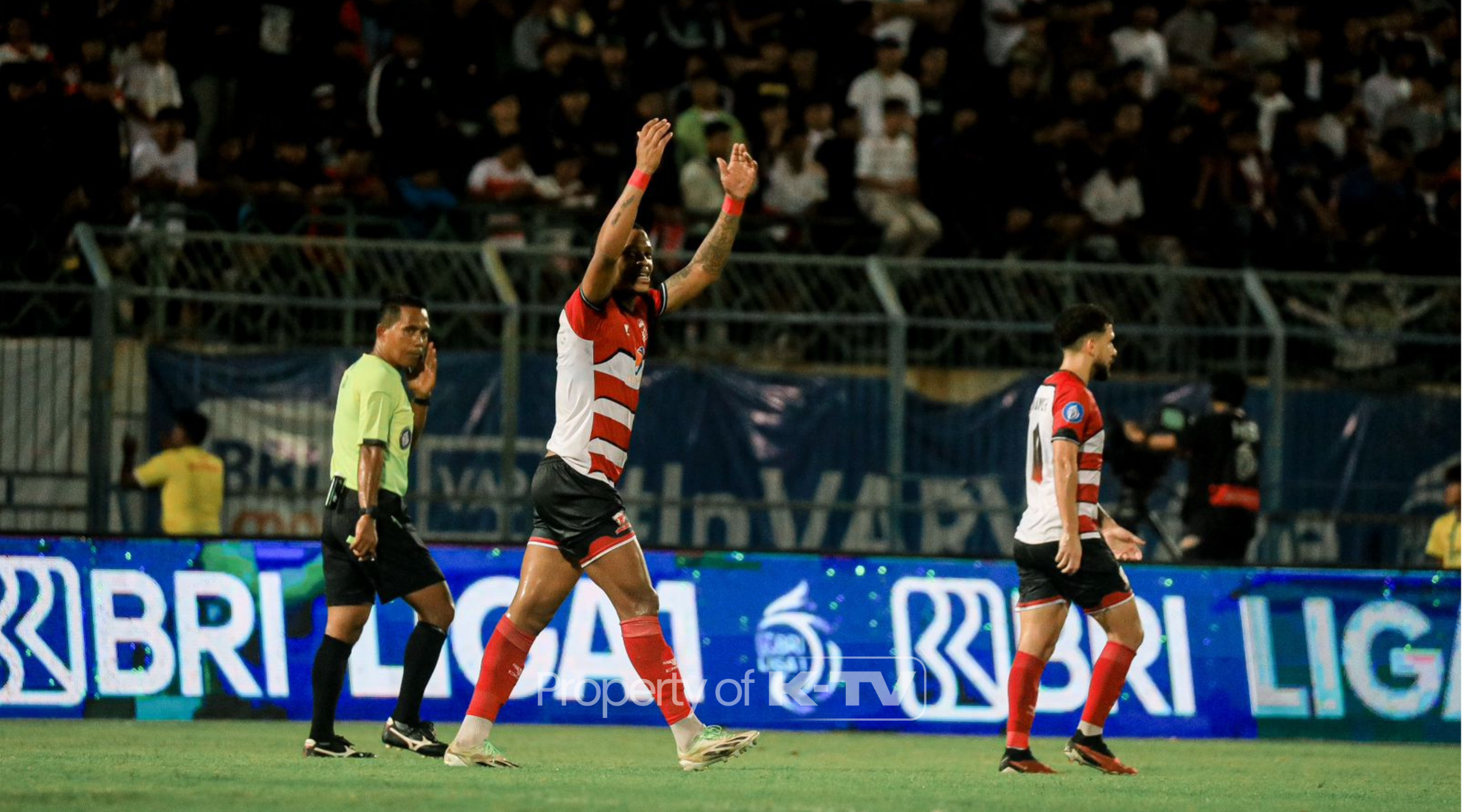 GERAM: Paulo Menezes tidak percaya atas pilihan wasit tidak cek VAR saat pemain Madura United dijatuhkan. (K-TV/Reytandia)