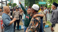 MEMPERTANYAKAN: Puluhan Warga Badur protes langkah Kejari Sumenep mengembalikan berkas perkara kasus dugaan pengrusakan lahan ke polisi. (K-TV/Taufiq Hidayat)