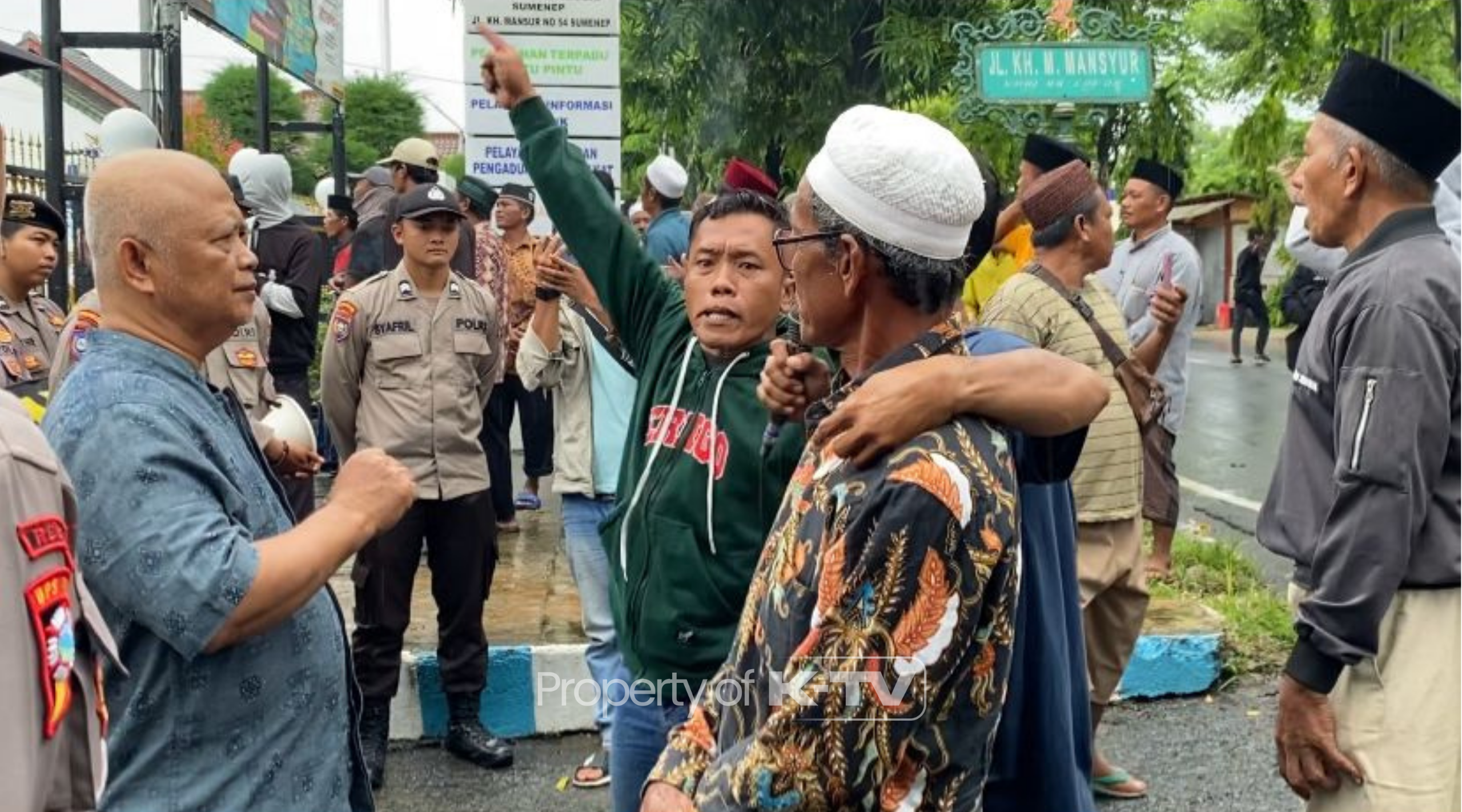 MEMPERTANYAKAN: Puluhan Warga Badur protes langkah Kejari Sumenep mengembalikan berkas perkara kasus dugaan pengrusakan lahan ke polisi. (K-TV/Taufiq Hidayat)