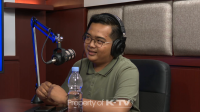 BERCERITA: Nadzif menjelaskan perganian nama Tokpatok ke NFC dalam program Madura Podcast. (K-TV/AHmad Tamyizul)