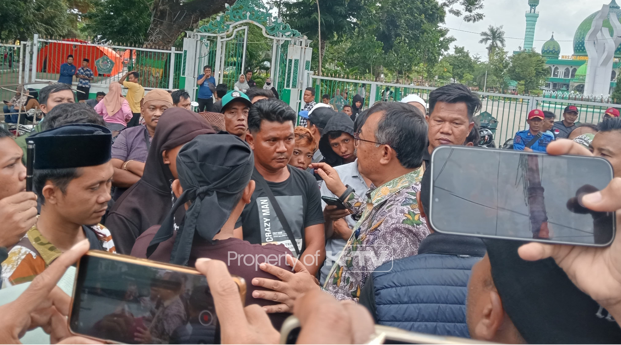 RICUH: Penertiban rombong PKL berujung bentrok di area Monumen Areks Lancor Pamekasan. (K-TV/Sitti Romlah)