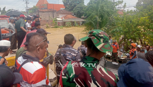 APES: Seorang santri di Bangkalan hilang terbawa arus banjir. (K-TV/Ist)