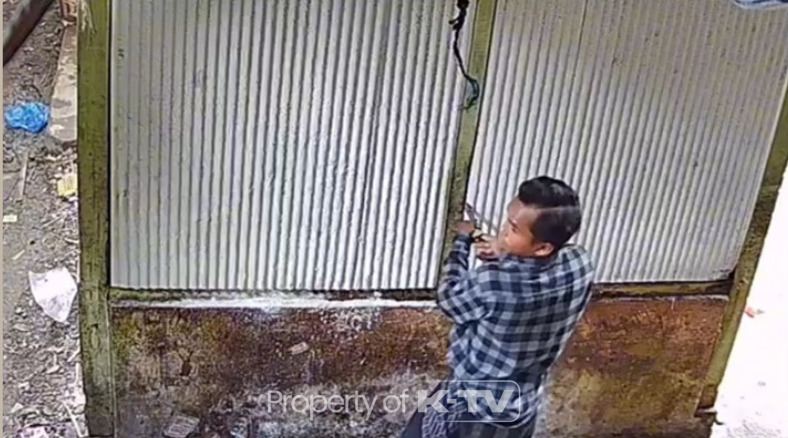 KETAHUAN: Aksi seorang pria, yang mencuri dua karung tepung tapioka, terekam CCTV. (K-TV/Ist_Polres Bangkalan)