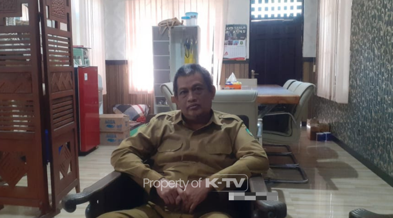 MENUNGGU: Pebaikan jalan rusak di kepulauan belum bisa teratasi semua karena keterbatasan anggaran.(K-TV/Faizi Umar)
