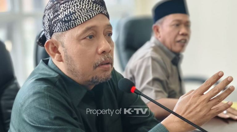 KOMITMEN KUAT: Ketua DPRD Sumenep Zainal Arifin memberikan keterangan kepada media terkait rekomendasi penutupan galian C ilegal di wilayah Sumenep. (K-TV/Taufiq Hidayat)