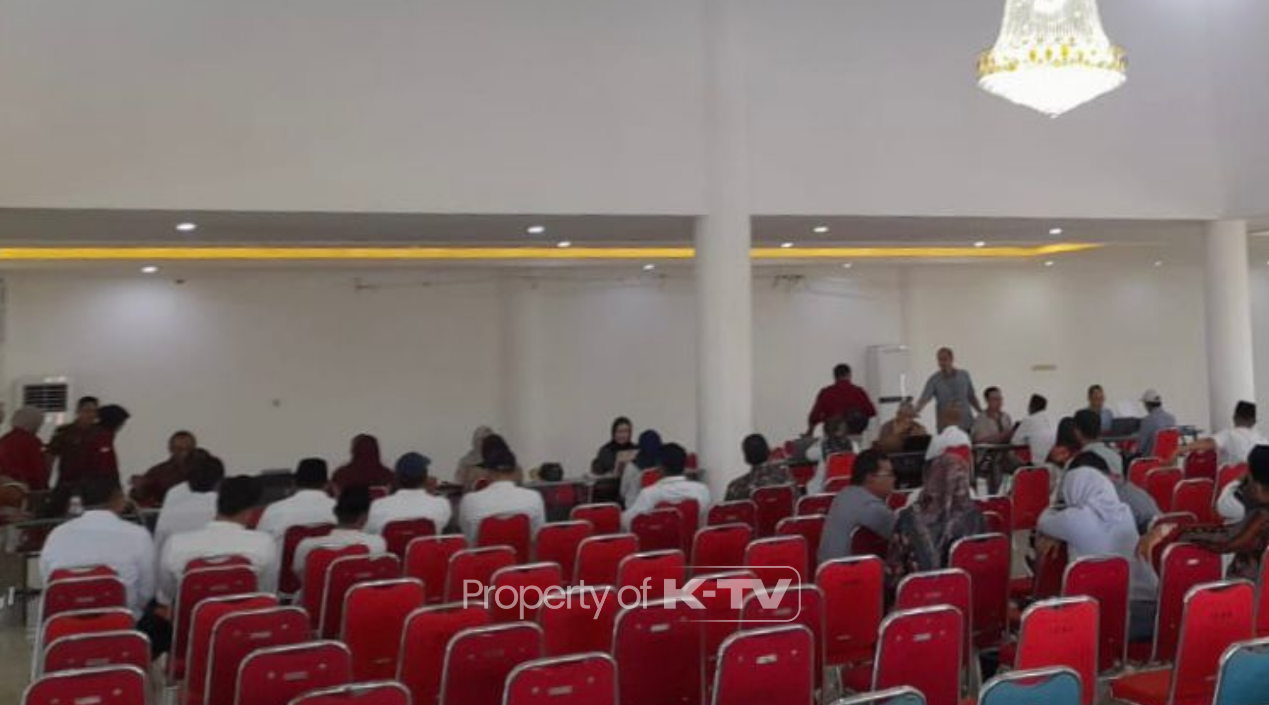 KASUS BESAR: Suasana di Gedung Islamic Centre Sumenep saat berlangsungnya pemeriksaan terhadap 50 kepala desa dan 50 tenaga fasilitator BSPS oleh tim Kejati Jawa Timur, Rabu (21/5/2025). (K-TV/Taufiq Hidayat)