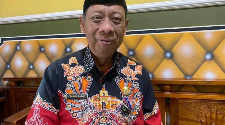 KETAT: Kepala DKPP Sumenep Chainur Rasyid, memberikan keterangan terkait langkah pengawasan kesehatan hewan kurban. (K-TV/Taufiq Hidayat)