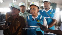 KABAR BAIK: Warga di Pulau Giliraja bisa menikmati listrik selama 12 jam.(K-TV/Buyung Kurniawan)