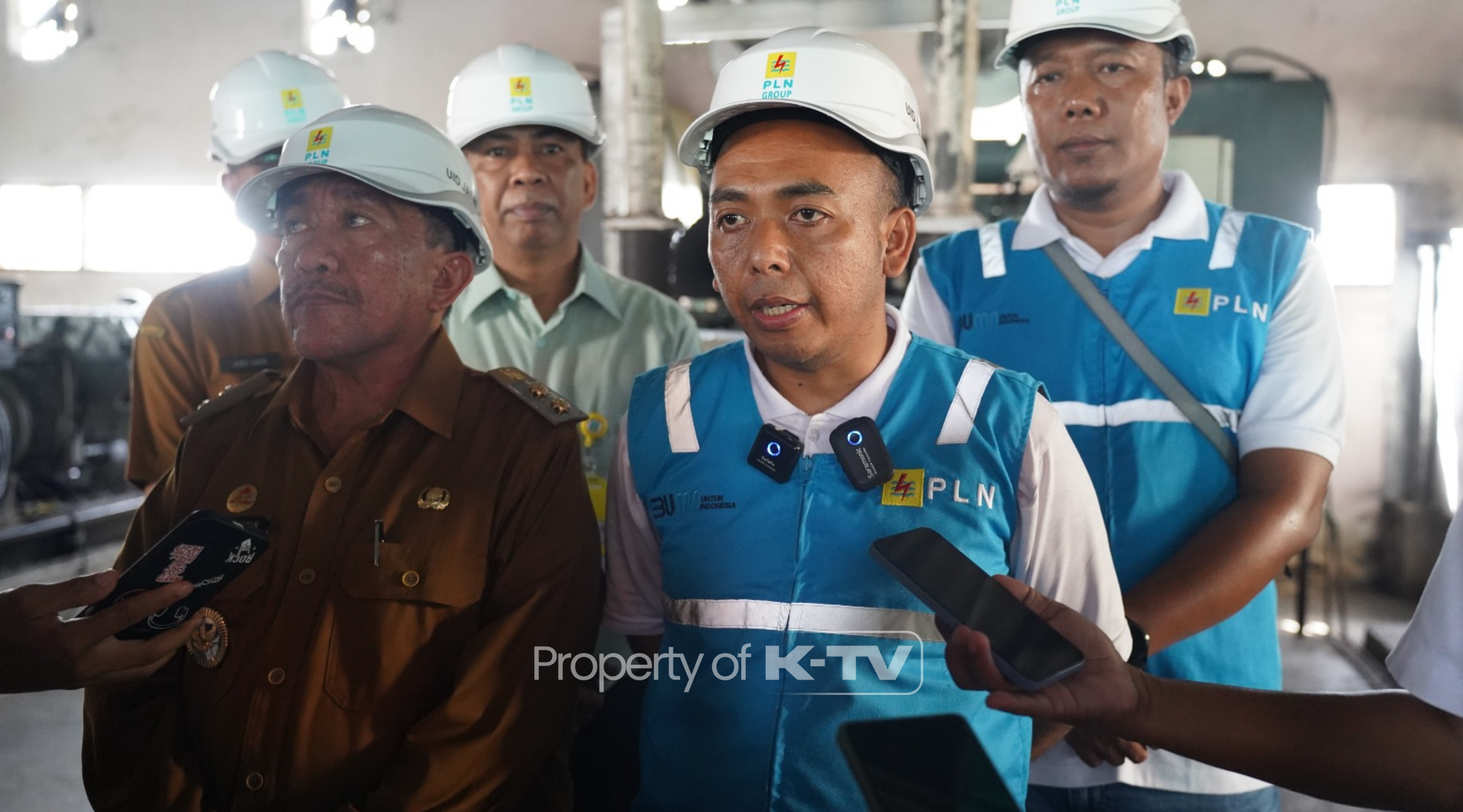 KABAR BAIK: Warga di Pulau Giliraja bisa menikmati listrik selama 12 jam.(K-TV/Buyung Kurniawan)