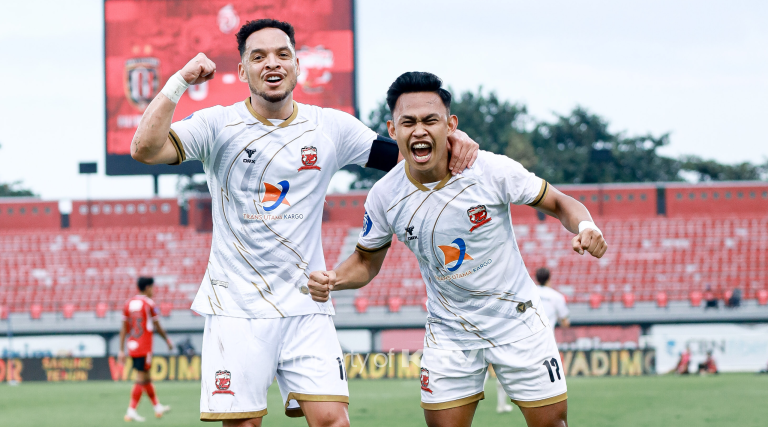 HINGAR BINGAR: Pemain Madura United merayakan gol, yang sangat berarti untuk selamatkan tim ini dari degradasi. (K-TV/reytandia)