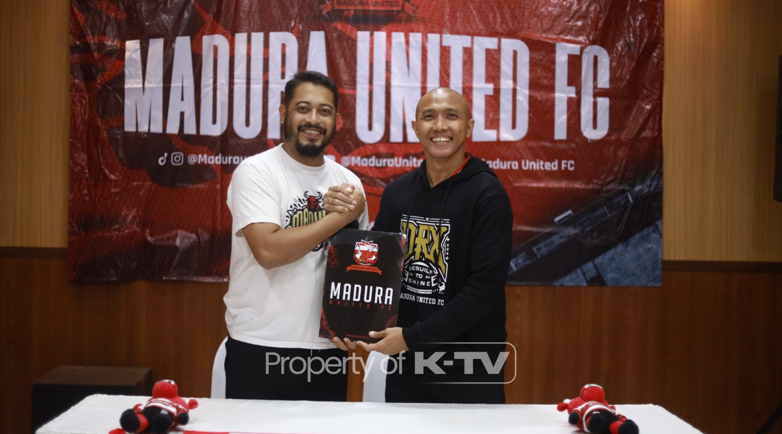 BERTAHAN: Aditya Harlan perpanjang kontrak bersama Madura United. (K-TV/reytandia)