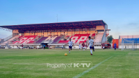 WAJAH BARU: Wartawan, yang tergabung dalam Warta FC, jalani laga persahabatan di SGMRP Pamekasan. (K-TV/doc)