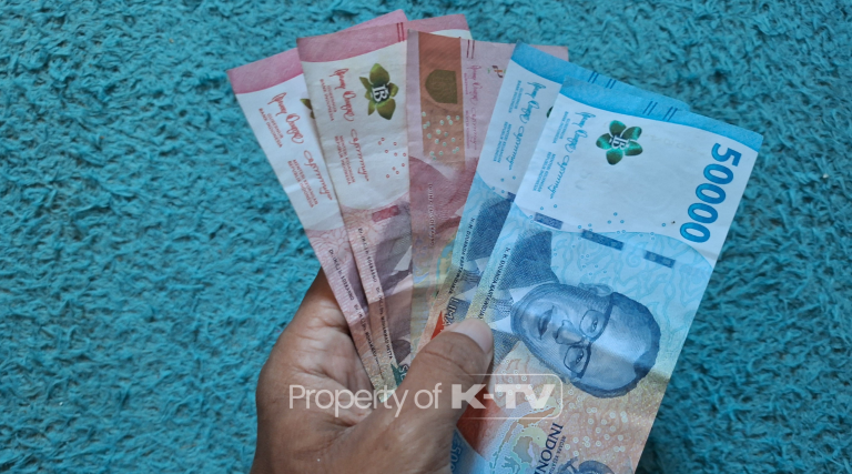 KABAR BAIK: Rakyat Indonesia berpeluang mendapatkan bansos penebalan Rp400 ribu selama dua bulan. (K-TV/Buyung Kurniawan)