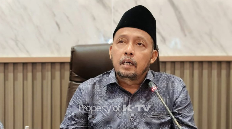 TUNTASKAN: Ketua DPRD Sumenep, H. Zainal Arifin, saat memberikan keterangan terkait proses PAW BEI. (K-TV/Taufiq Hidayat)